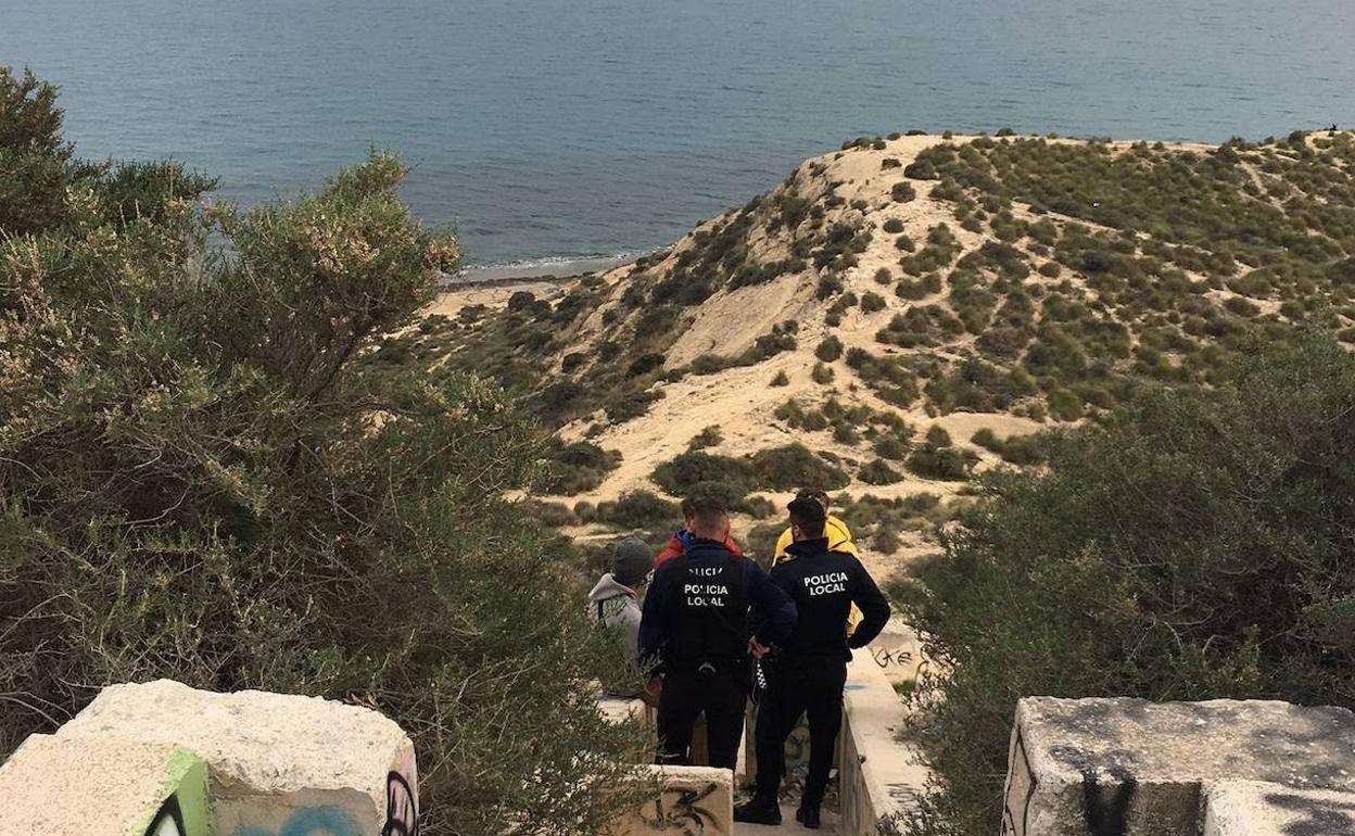 Policías locales en el Cabo de la Huerta. 