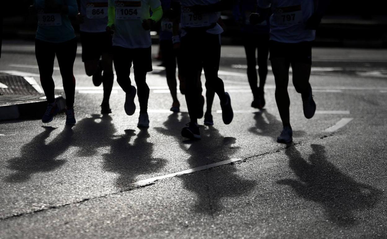 Un grupo de corredores durante una carrera popular.. 