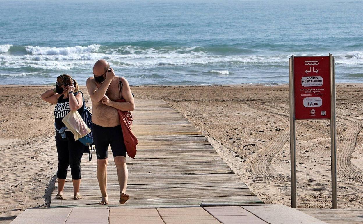 Dos bañistas en la playa.