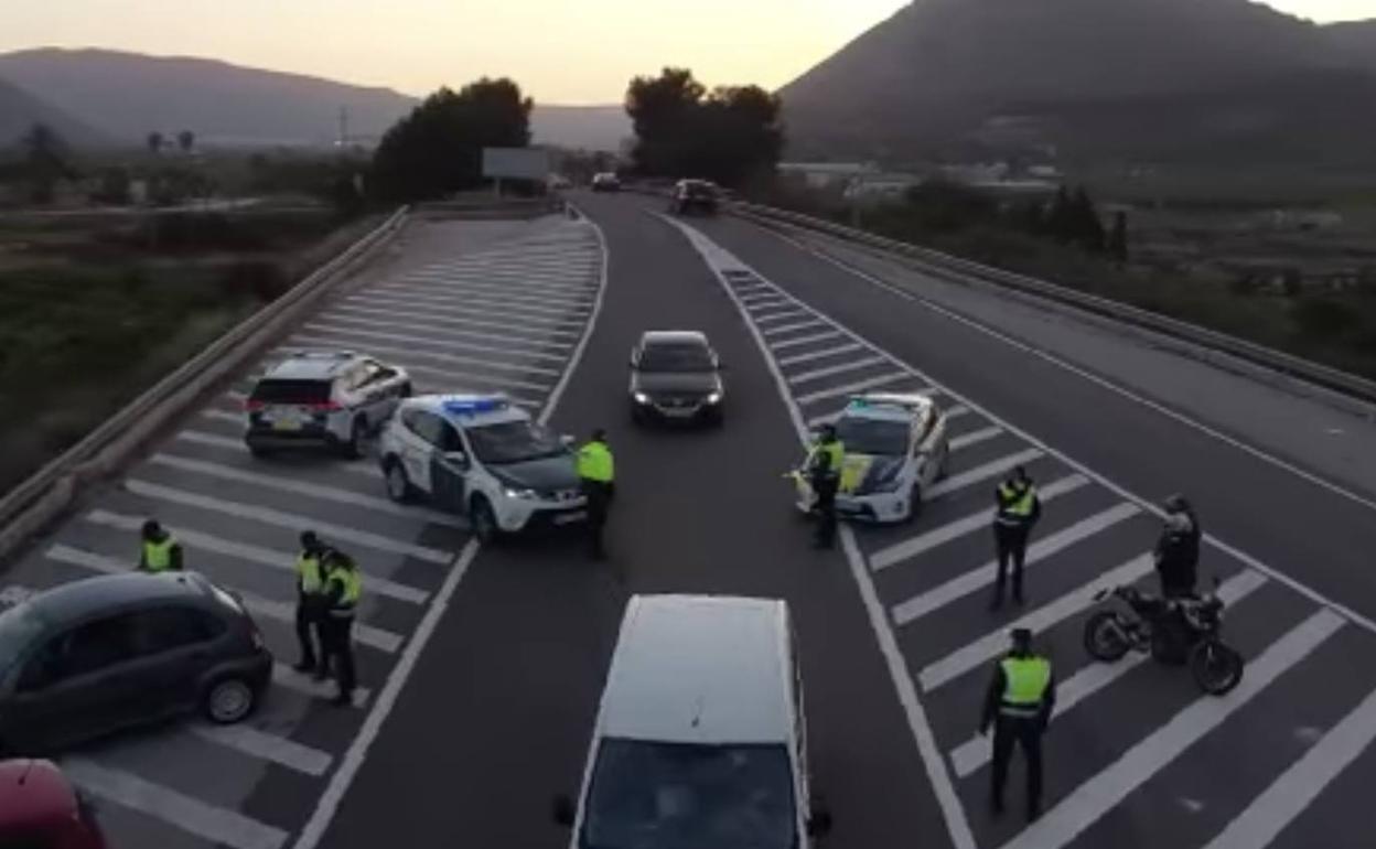 Control de la Policía Local y Guardia Civil en la carretera de la playa de Tavernes. 