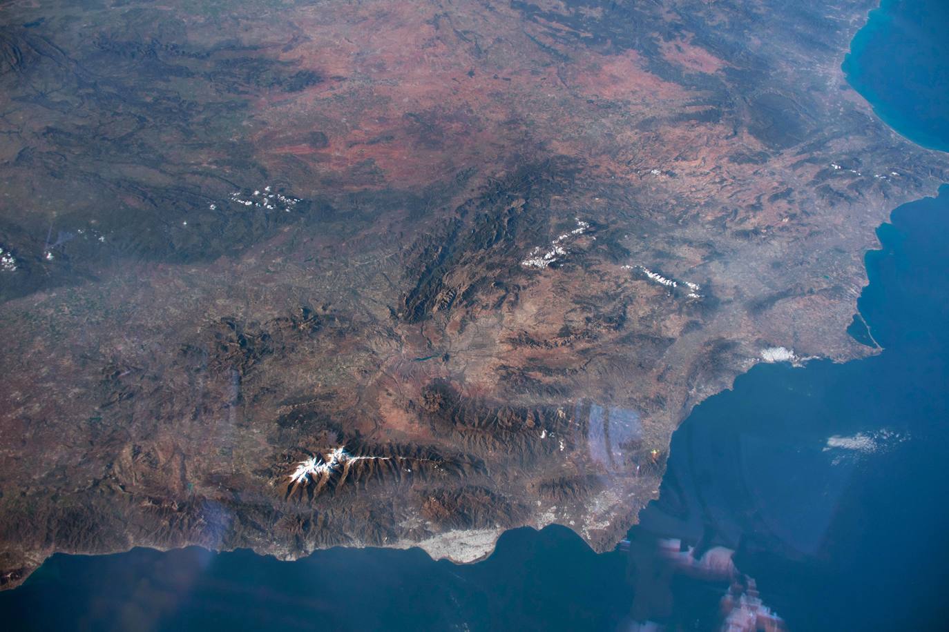 Los astronautas de la Estación Espacial Internacional muestran unas imágenes con detalle excepcional gracias al ángulo oblicuo con el que se tomaron las fotos, que resalta el relieve.