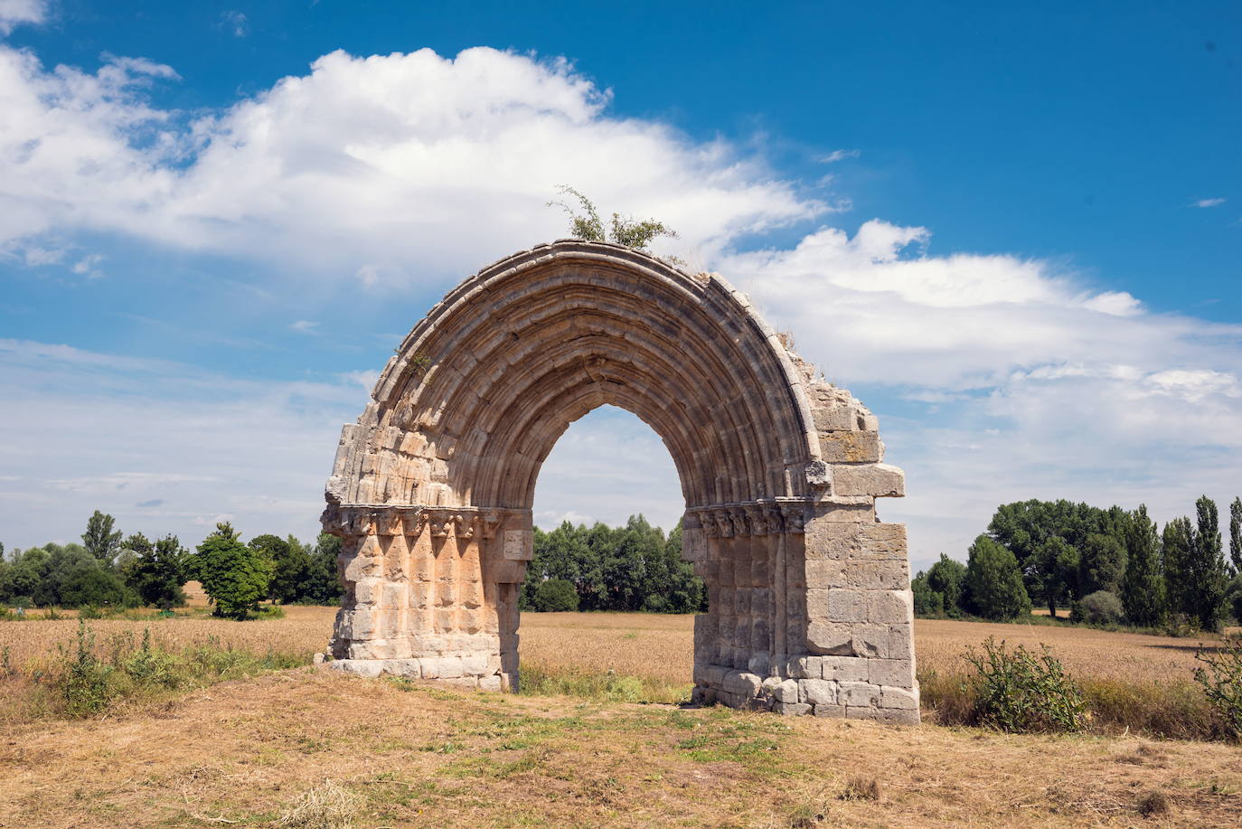 Arco de San Miguel de Mazarreros (Sasamón, Burgos)