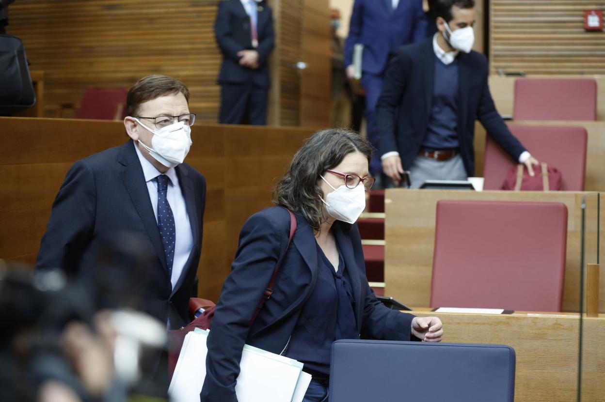 Mónica Oltra, vicepresidenta primera, se dirige a su escaño en Les Corts. jesús signes