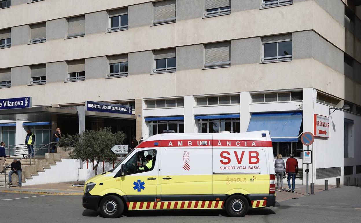 Una ambulancia ante las puertas del hospital Arnau de Vilanova de Valencia. 