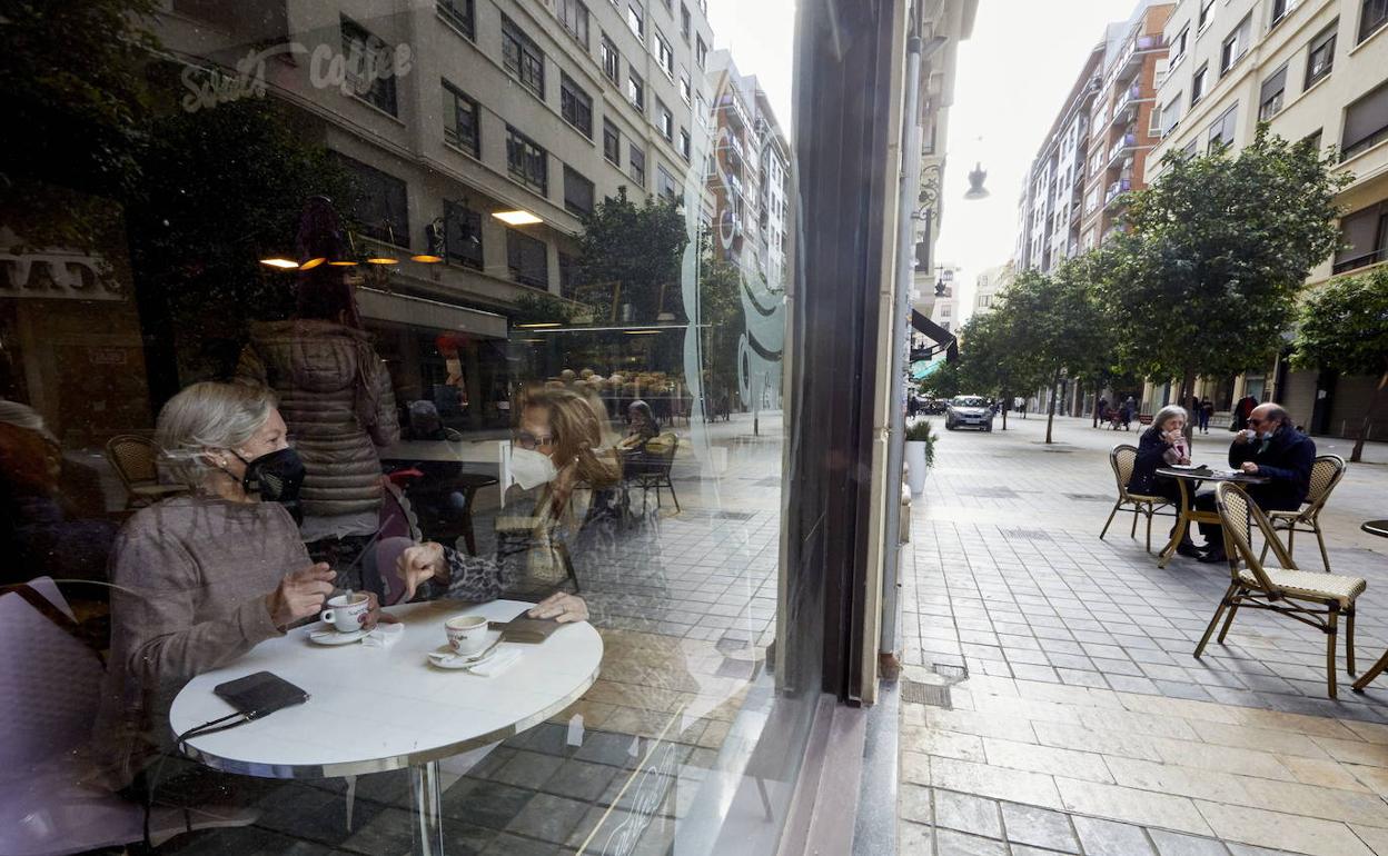 Una cafetería acristalada y con terraza en el centro de Valencia. 