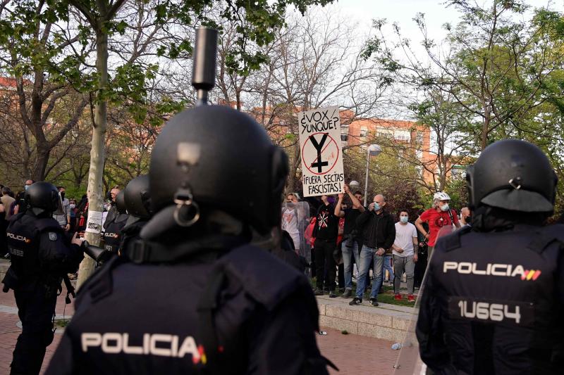 Cargas policiales durante el acto electoral de Vox en Vallecas.