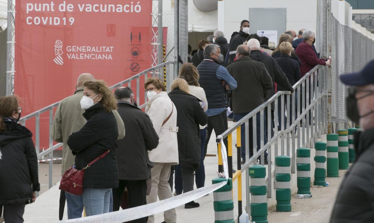 Hospital de campaña.
El punto de vacunación junto a La
Fe en la última jornada del
suministro de la primera dosis de
AstraZeneca a personas de 65 y
64 años. Damián torres