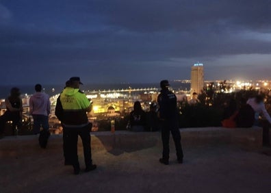 Imagen secundaria 1 - La Policía Local trata de controlar el botellón a pie, con quads y con drones. 