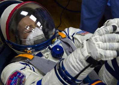 Imagen secundaria 1 - Imágenes de los astronautas y la nave que les lleva a la Estación Espacial. 