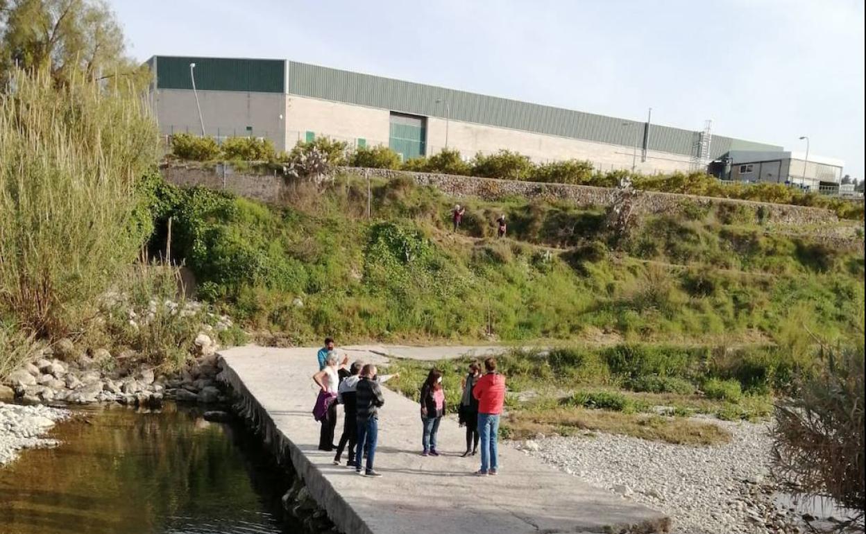 Una visita al paso de La Palanca, donde se observan los daños que sufre el puente bajo. 