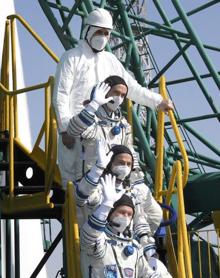 Imagen secundaria 2 - Imágenes de los astronautas y la nave que les lleva a la Estación Espacial. 