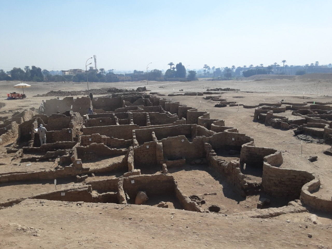 La misión egipcia dirigida por el arqueólogo Zahi Hawass ha descubierto una antigua ciudad en Luxor, 'El ascenso de Atón', que se perdió bajo las arenas hace 3.000 años. Este hallazgo, apodado la 'Ciudad Dorada Perdida', data del reinado de Amenhotep III, y los faraones Tutankamón y Ay la siguieron utilizando. La expedición se sorprendió al descubrir la ciudad más grande jamás encontrada en Egipto. Fundada por uno de los más grandes gobernantes de Egipto, el rey Amenhotep III, el noveno rey de la XVIII dinastía, que gobernó Egipto desde 1391 hasta 1353 a. C., esta ciudad estuvo activa durante la corregencia del gran rey con su hijo, Amenhotep IV/Akenatón. Esta ciudad fue el asentamiento administrativo e industrial más grande de la era del imperio egipcio en la orilla occidental de Luxor. «Las calles de la ciudad están flanqueadas por casas; algunos de sus muros tienen hasta 3 metros de altura y podemos revelar que la ciudad se extiende hacia el oeste, hasta la famosa Deir El-Medina». ha destacado el arqueólogo.