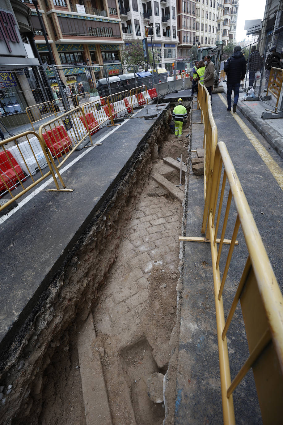 Las obras de peatonalización dan con los primeros restos de siglos pasados y la previsión es que se encuentren cementerios, restos de una puerta de la muralla y un convento