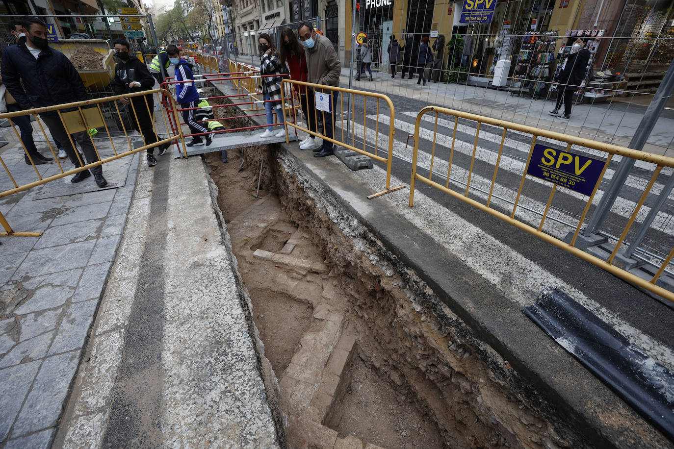 Las obras de peatonalización dan con los primeros restos de siglos pasados y la previsión es que se encuentren cementerios, restos de una puerta de la muralla y un convento