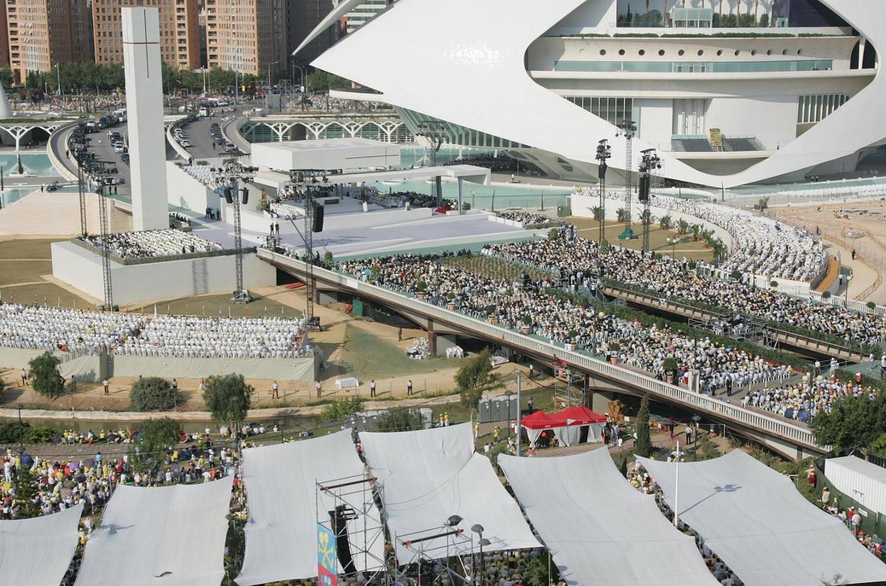 p El altar. Los actos centrales del evento se celebraron junto a la Ciudad de las Artes y las Ciencias. damián torres