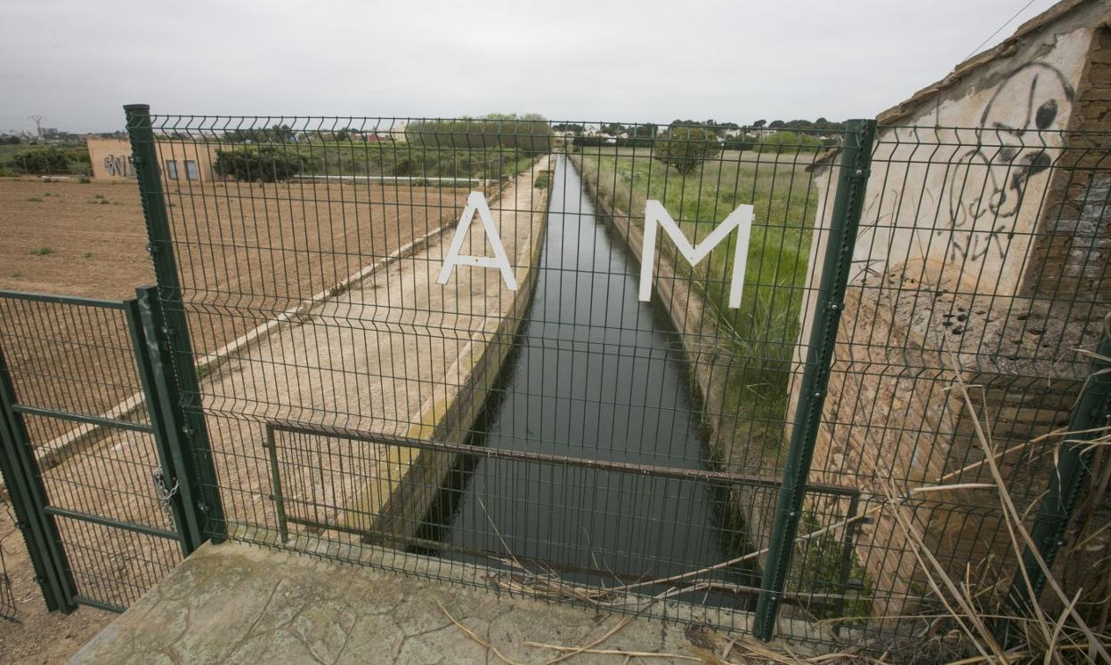 Compuerta de la acequia donde un agricultor encontró el cadáver de la mujer. 