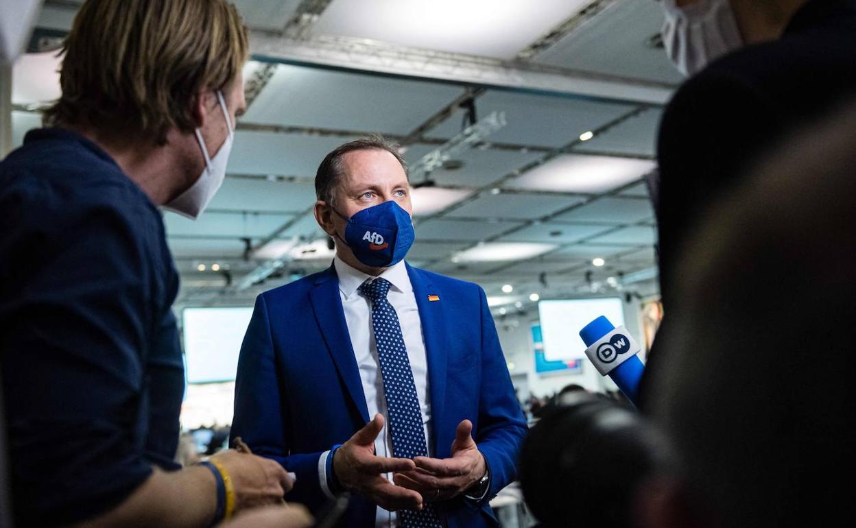 El copresidente de la AfD, Tino Chrupalla, atiende a la prensa.