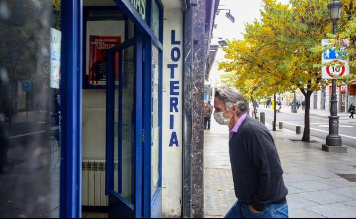 Un hombre entra a una administración de Loterías y Apuestas del Estado