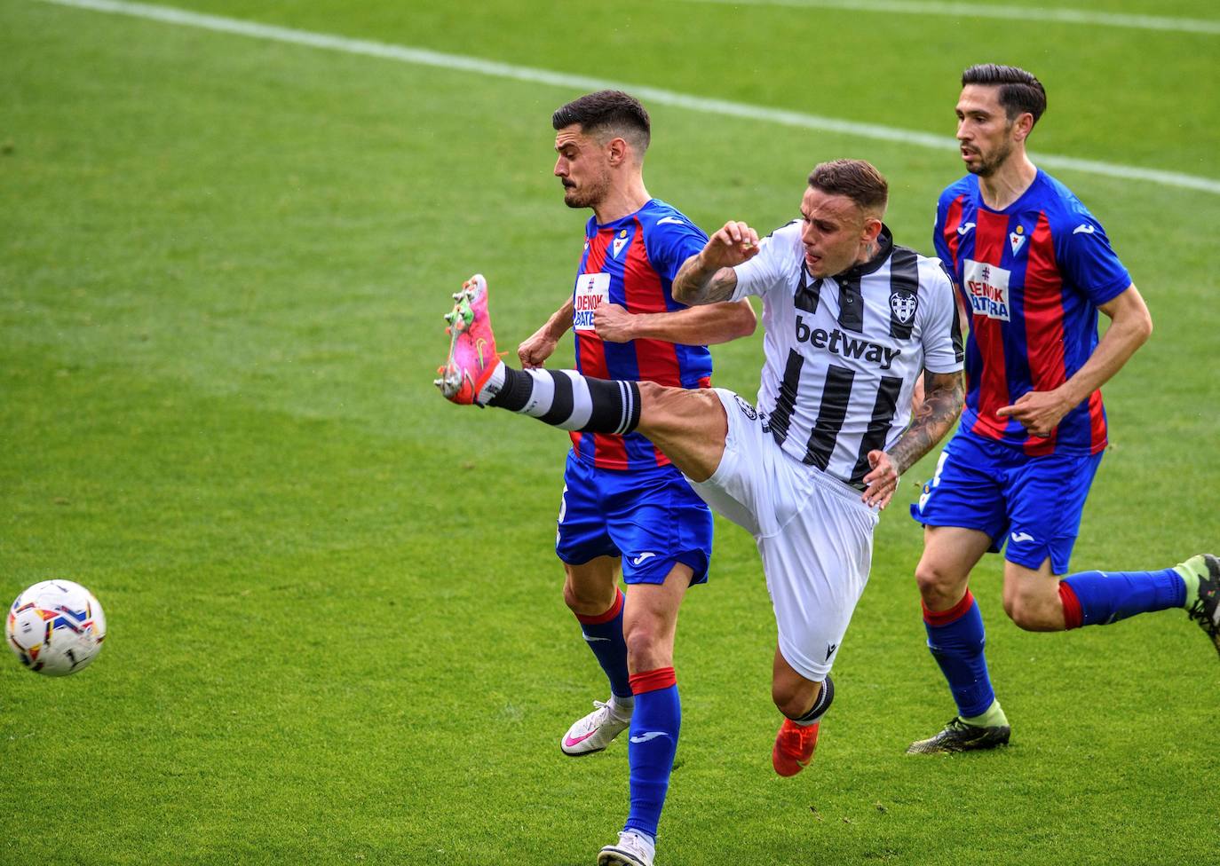 Fotos: Las mejores imágenes del SD Eibar-Levante UD