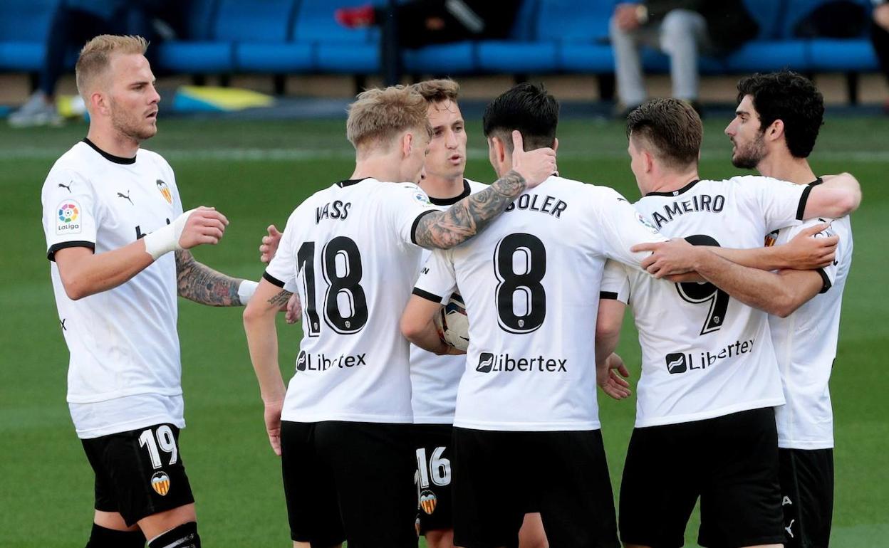 Los jugadores del Valencia en el último partido ante el Cádiz