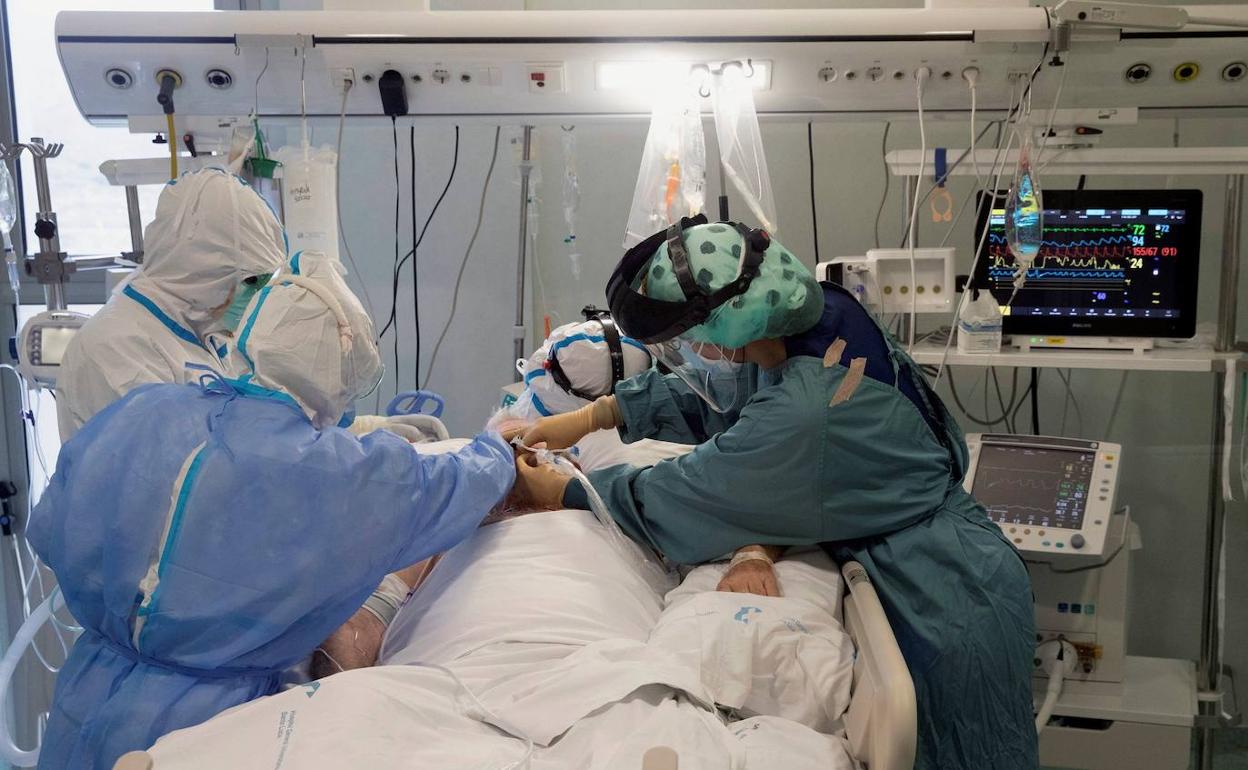 Sanitarios atienden a un enfermo en el hospital. 