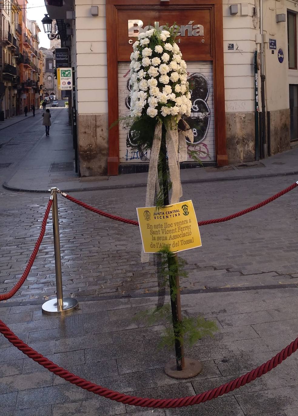 Llenan el centro de la ciudad de ramos blancos para conmemorar la festividad de San Vicente Ferrer