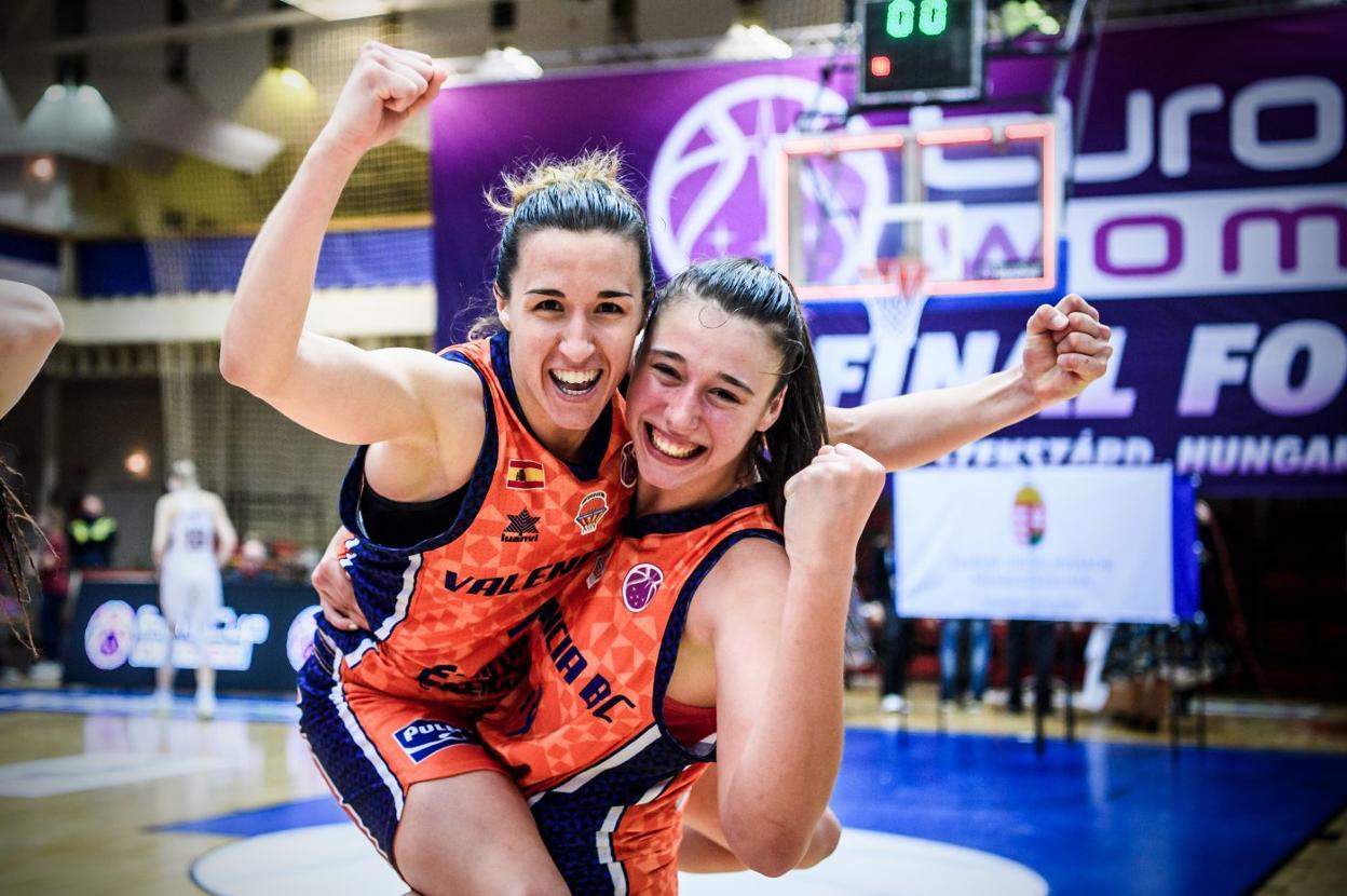 Queralt Casas y Raquel Carrera, eufóricas al acabar el partido. FIBA Europe
