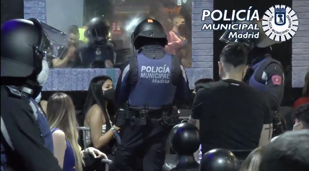 Intervención de la Policía Municipal en una fiesta ilegal en Madrid. R.C.
