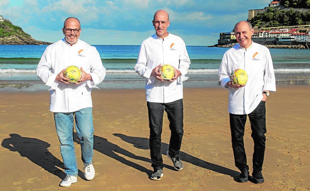 Jordi Vila (Alkimia), Aitor Arregi (Elkano) y Paco Pérez (Miramar), en la playa de la Concha. 