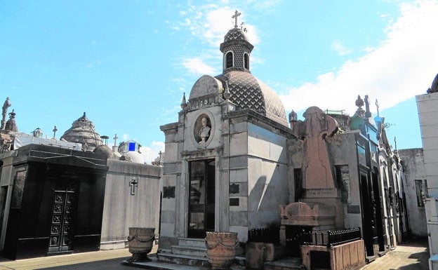 Cúpula recubierta con cerámica Nolla en el cementerio de Buenos Aires.