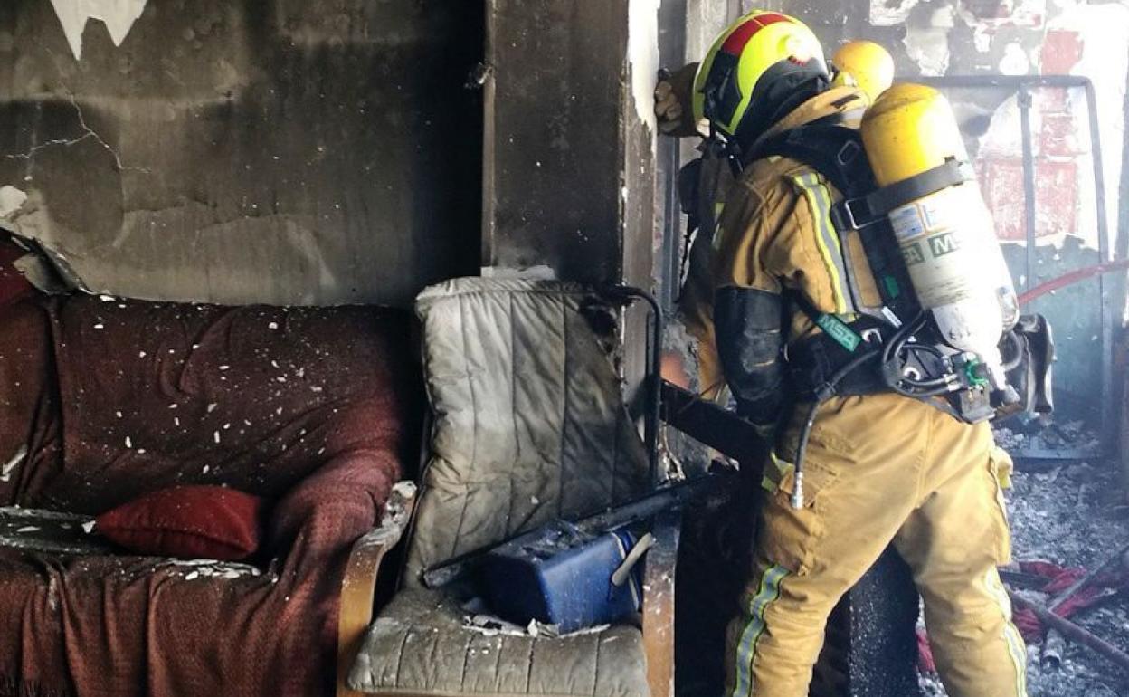 Un bombero trabaja en las tareas de extinción del incendio de esta tarde en El Campello. 