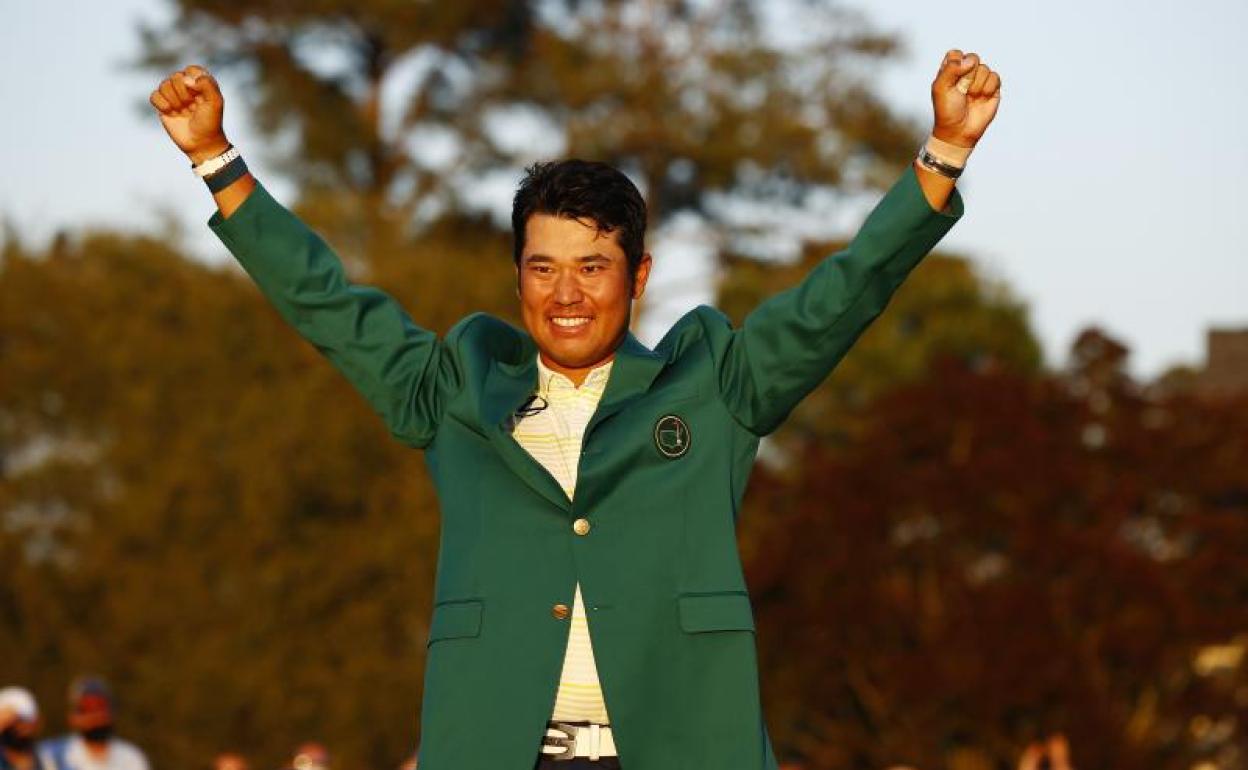 Hideki Matsuyama festeja su victoria tras enfundarse la chaqueta verde. 