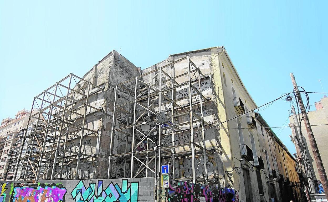 Hotel a la espera. Palacete en la calle Eixarchs apuntalado para evitar su ruina. 