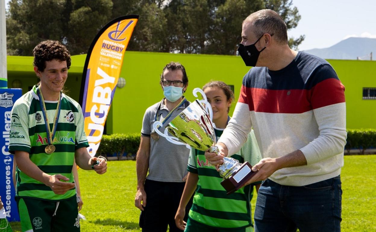 El alcalde de Cullera, Jordi Mayor, hace entrega del trofeo a los ganadores. 