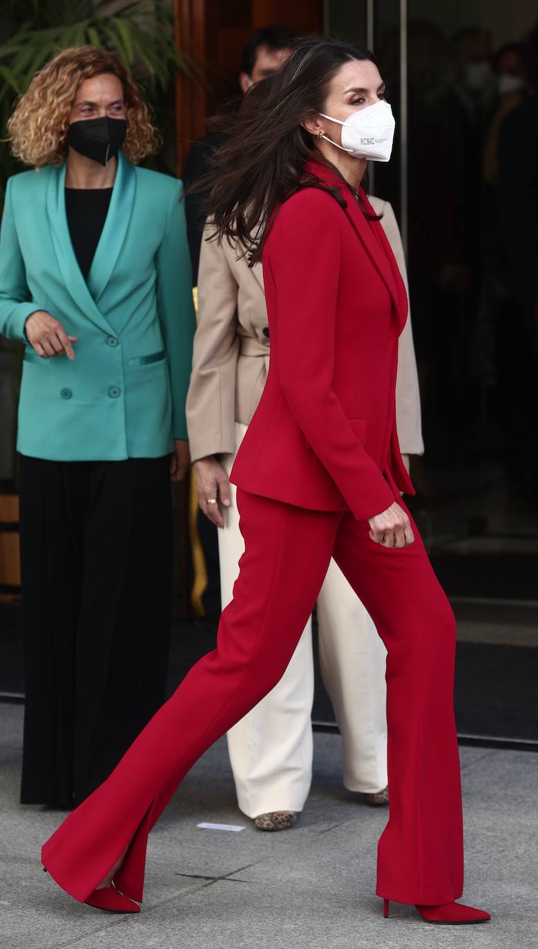 La Reina Letizia ha acudido este lunes al Congreso de los Diputados para rendir un homenaje a Clara Campoamor, escritora, política y una de las primeras feministas de la historia. Y lo ha hecho con uno de sus trajes de chaqueta más aplaudidos.