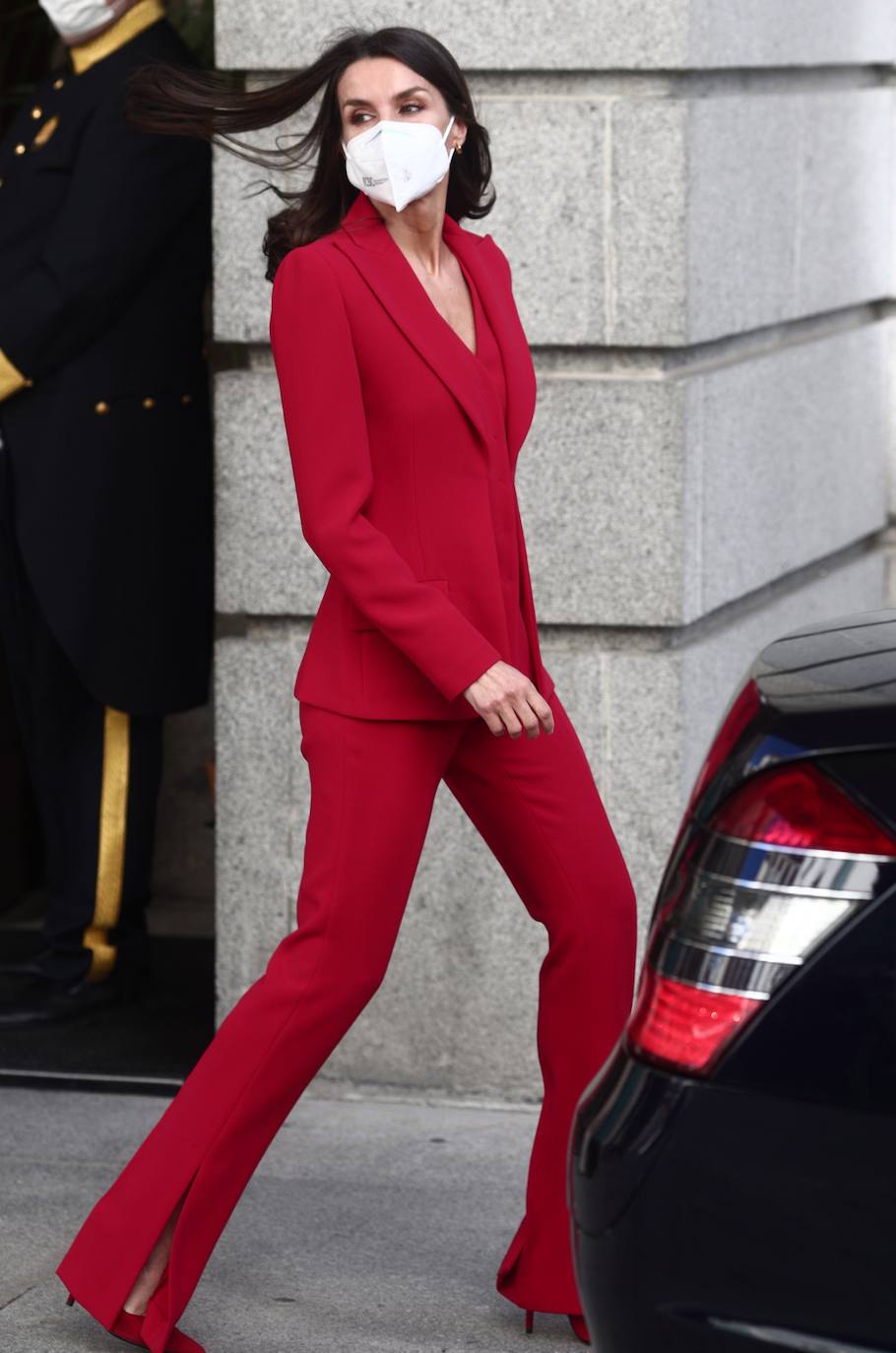 La Reina Letizia ha acudido este lunes al Congreso de los Diputados para rendir un homenaje a Clara Campoamor, escritora, política y una de las primeras feministas de la historia. Y lo ha hecho con uno de sus trajes de chaqueta más aplaudidos.