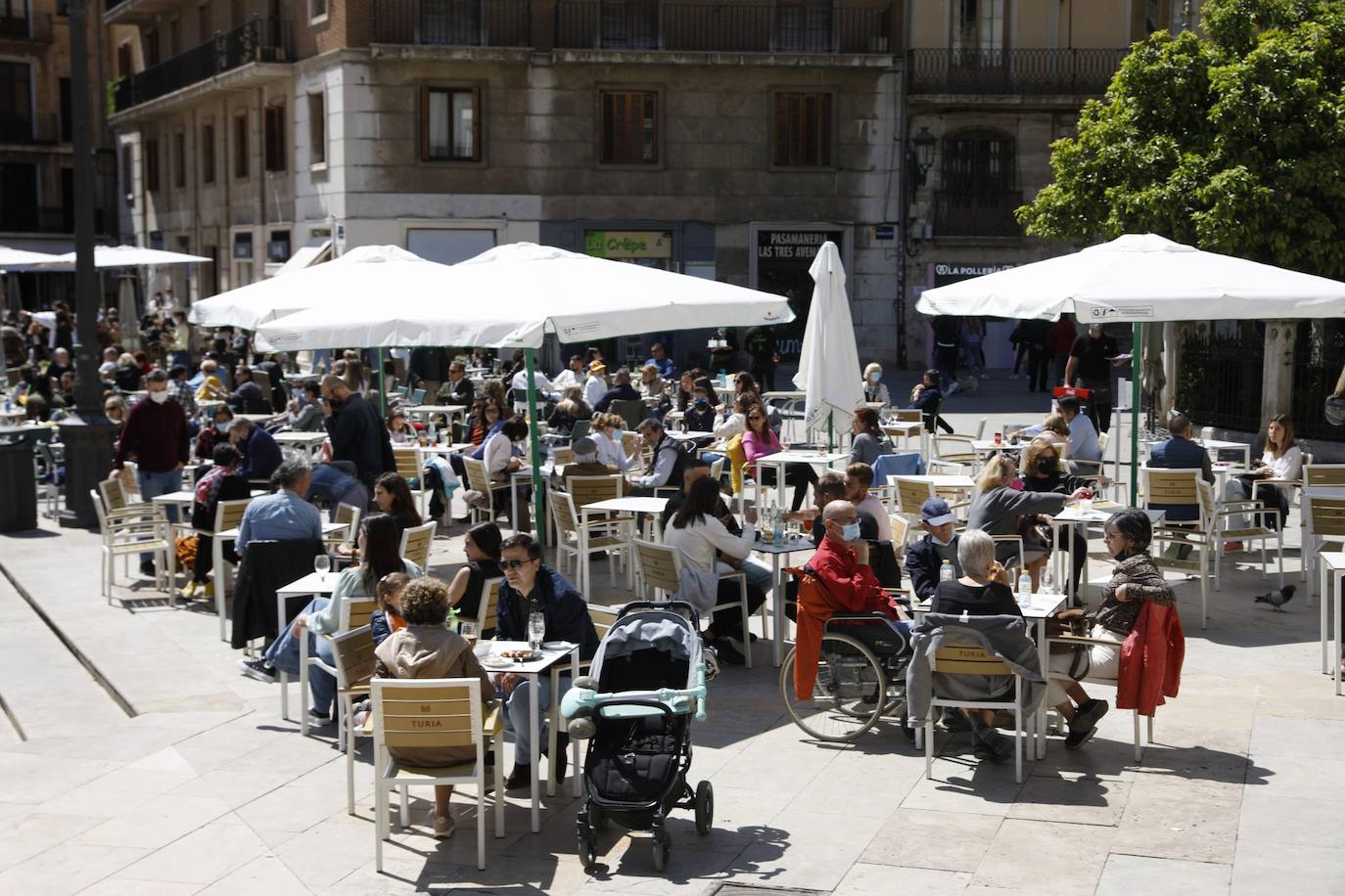 El lunes 12 han entrado en vigor las nuevas medidas para frenar los contagios de coronavirus en la Comunitat. Aunque la mayor parte de restricciones se mantiene, sí que ha habido cierta flexibilización en lo que respecta al número de comensales por mesa, que pasa a ser de seis como máximo, y a las reuniones sociales, se permite la reunión de dos grupos de convivencia mientras que en el ámbito público, en las podrán reunirse hasta seis personas al aire libre o para hacer deporte. En el ámbito privado, casas y domicilios, se permite la reunión de dos grupos de convivencia. 