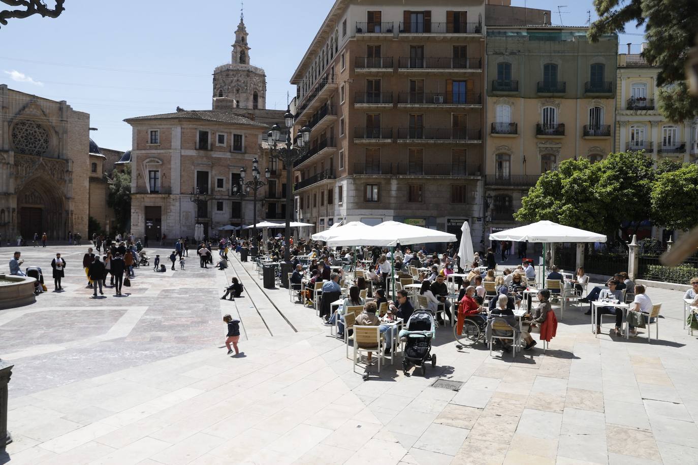 El lunes 12 han entrado en vigor las nuevas medidas para frenar los contagios de coronavirus en la Comunitat. Aunque la mayor parte de restricciones se mantiene, sí que ha habido cierta flexibilización en lo que respecta al número de comensales por mesa, que pasa a ser de seis como máximo, y a las reuniones sociales, se permite la reunión de dos grupos de convivencia mientras que en el ámbito público, en las podrán reunirse hasta seis personas al aire libre o para hacer deporte. En el ámbito privado, casas y domicilios, se permite la reunión de dos grupos de convivencia