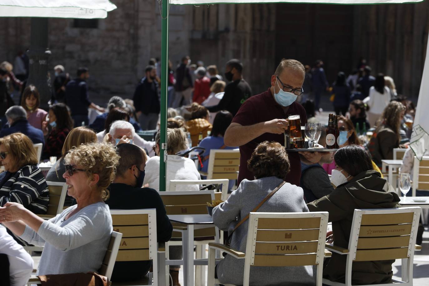 El lunes 12 han entrado en vigor las nuevas medidas para frenar los contagios de coronavirus en la Comunitat. Aunque la mayor parte de restricciones se mantiene, sí que ha habido cierta flexibilización en lo que respecta al número de comensales por mesa, que pasa a ser de seis como máximo, y a las reuniones sociales, se permite la reunión de dos grupos de convivencia mientras que en el ámbito público, en las podrán reunirse hasta seis personas al aire libre o para hacer deporte. En el ámbito privado, casas y domicilios, se permite la reunión de dos grupos de convivencia