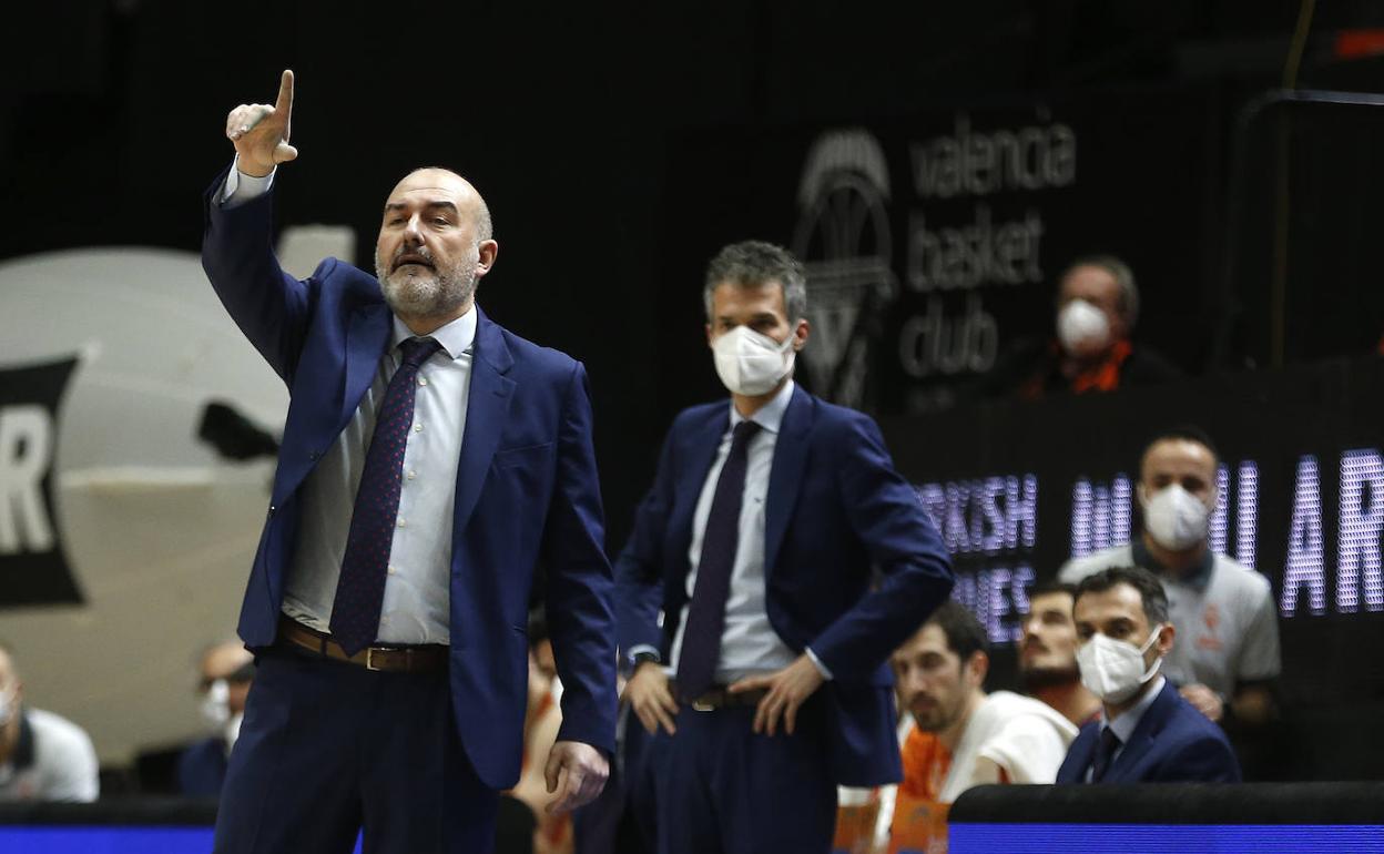 Jaume Ponsarnau da instrucciones durante un partido del Valencia Basket.