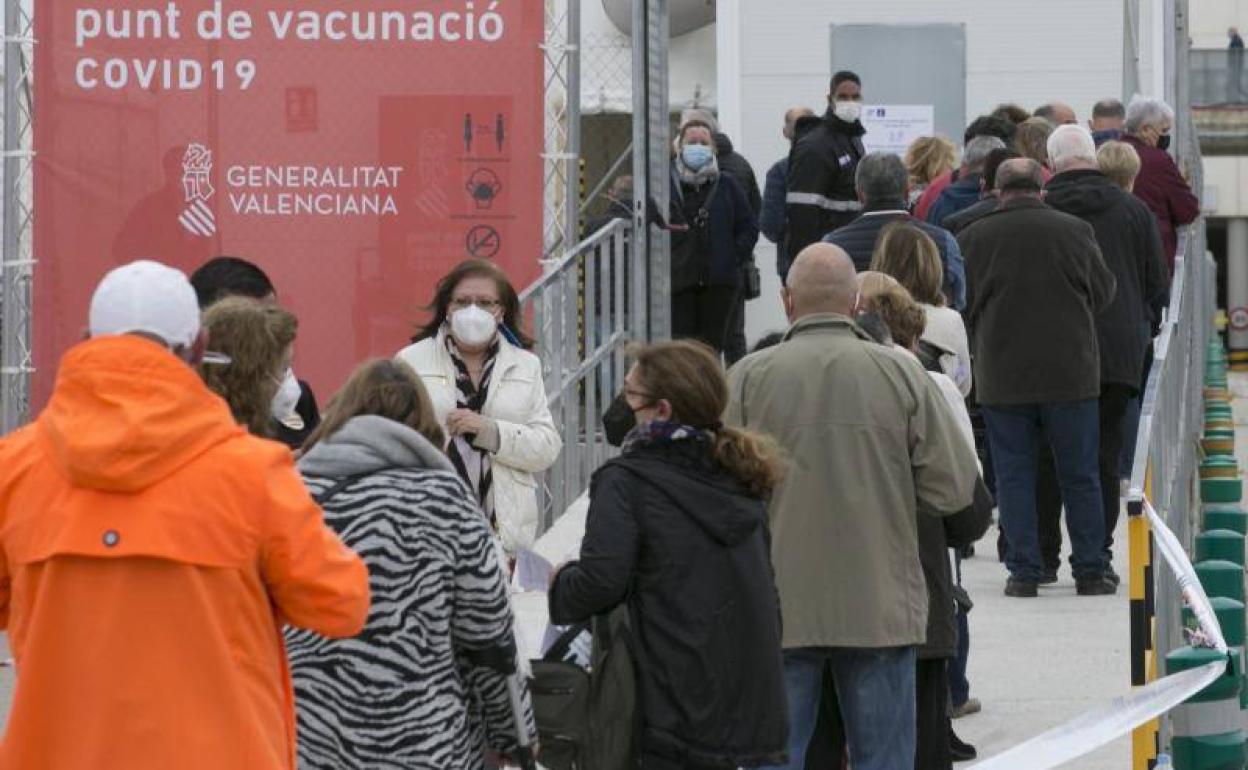 Personas hacen cola para vacunarse en la Fe.