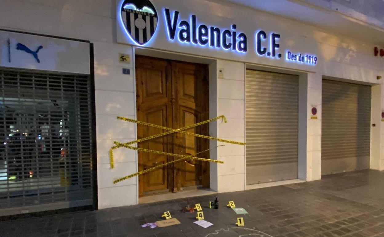 Las puertas de las oficinas del Valencia, anoche, con la performance de la plataforma. 