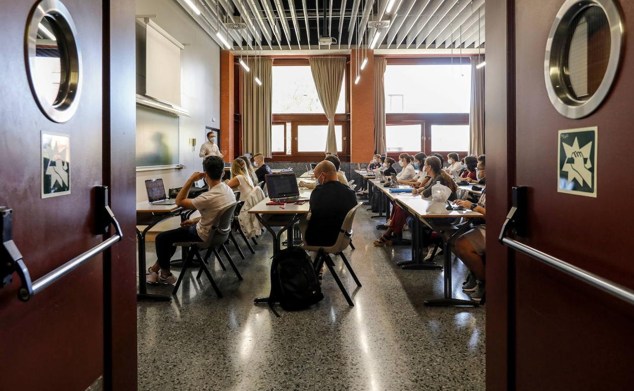 Alumnos durante el primer día de clase en la Universitat de València. 