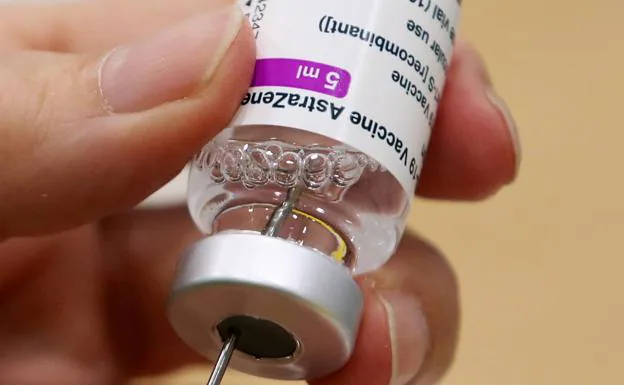 Estos son los efectos secundarios de las vacunas de Astrazeneca, Pfizer y Moderna detectados hasta ahora en España