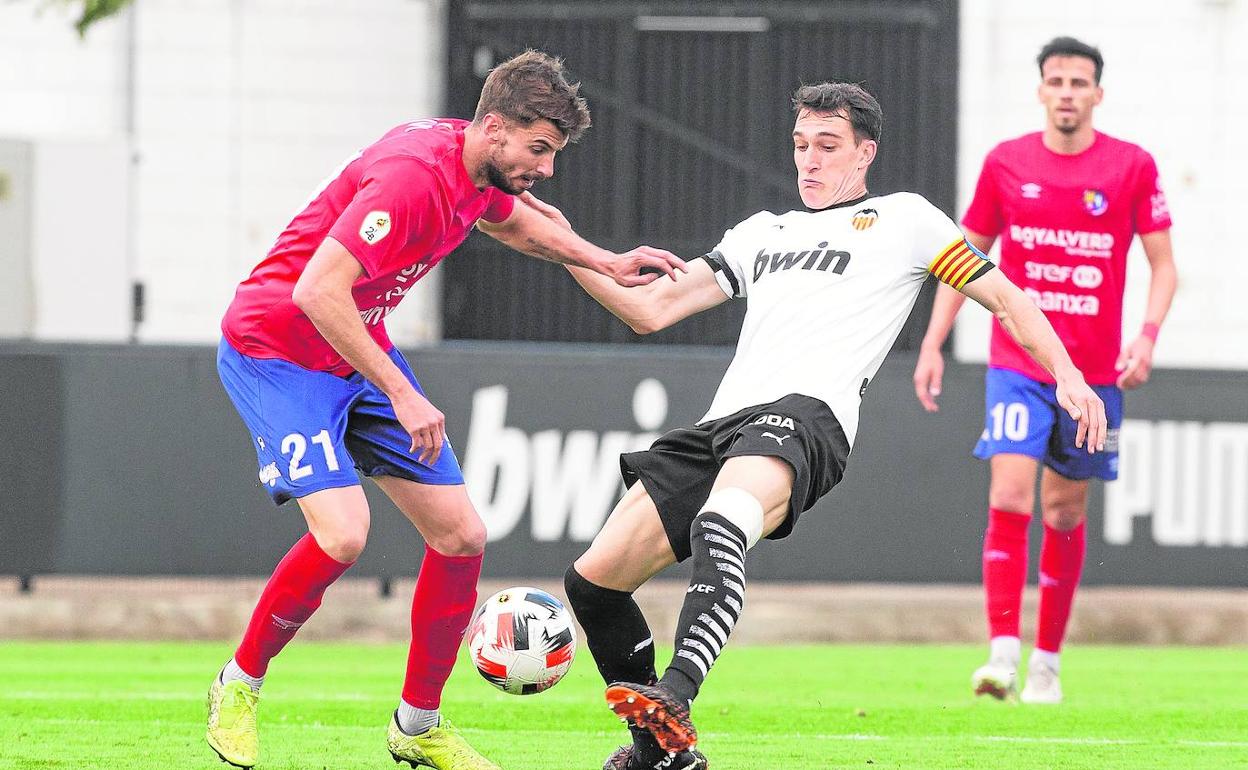 Adrián Gómez, capitán del filial, ante Albert, del Olot.