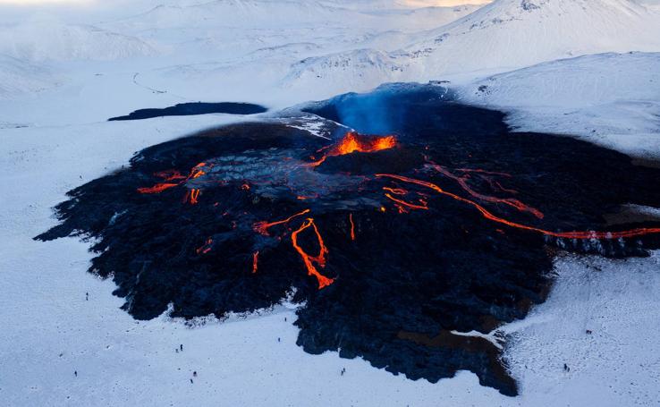 Las hipnóticas imágenes del volcán Fagradalsfjall mezclándose con la nieve