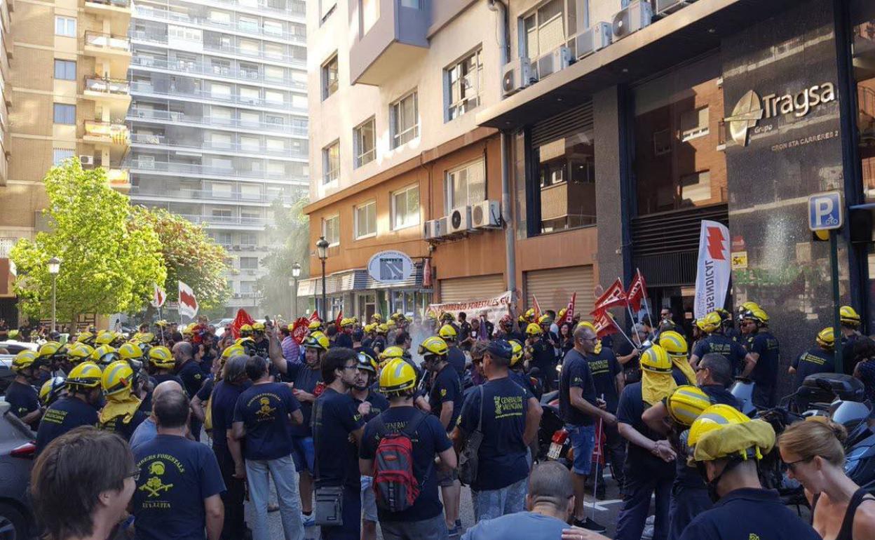 Brigadistas se manifiestan ante la sede de Tragsa, en una imagen de archivo