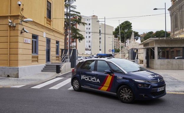 Un detenido hiere a una policía al tirarla al suelo y golpearla en una celda del complejo de Zapadores