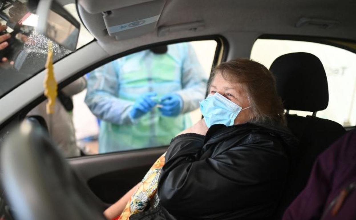 Una mujer es vacunada en la ciudad alemana de Schwelm con una dosis de AstraZeneca.