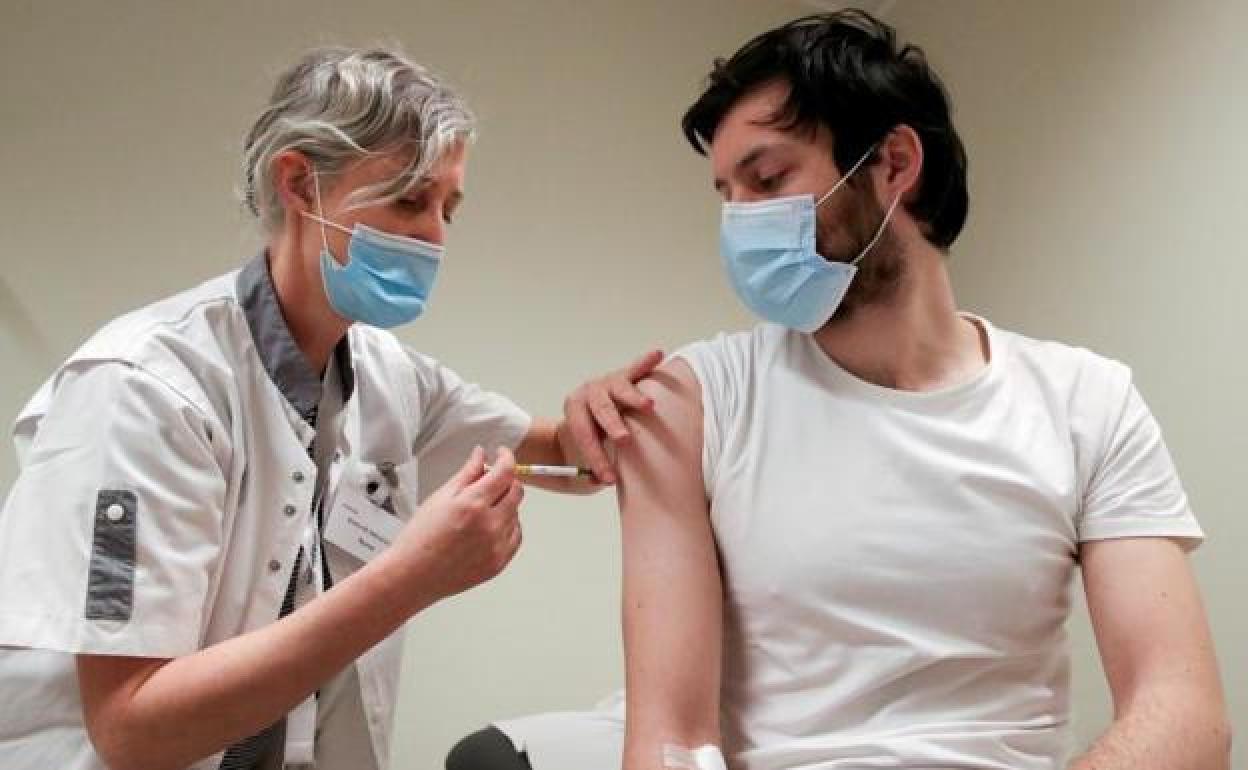 Un voluntario recibe la vacuna Curevac (o un placebo) dentro del ensayo clínico que se está realizando. 